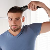 Se couper soi-même les cheveux pour un homme