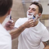 Se raser sans irritations : les 5 conseils à savoir