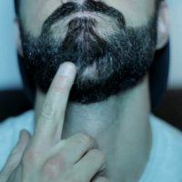 Les causes des trous dans la barbe