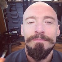 Un look chauve avec barbe parfait