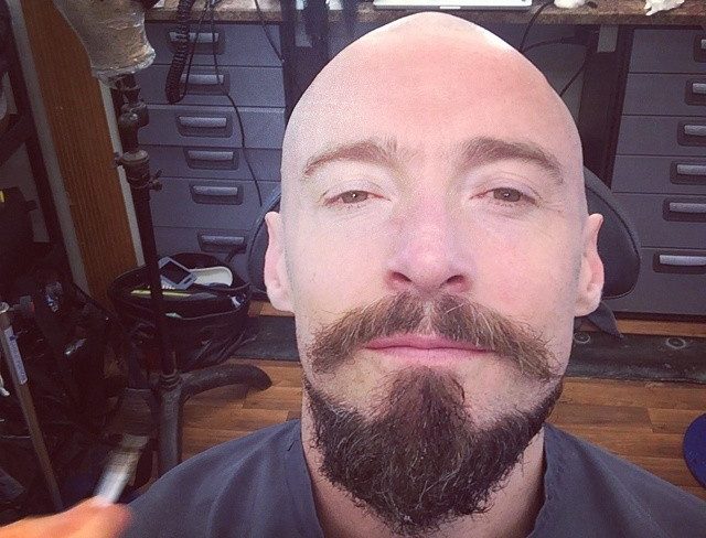 Un look chauve avec barbe parfait