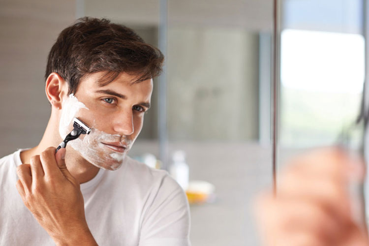 Se raser avant ou après la douche