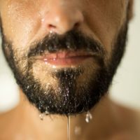 Shampouiner sa barbe : les 4 étapes simples