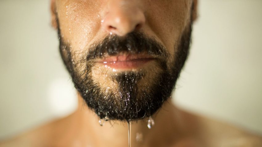 Shampouiner sa barbe : les 4 étapes simples